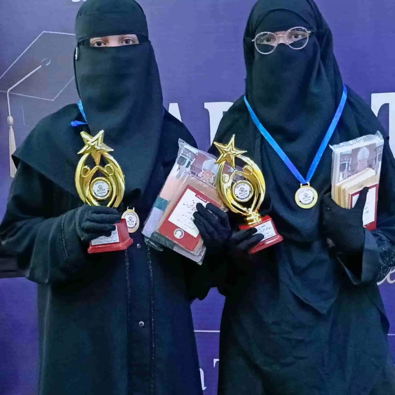 दीक्षांत समारोह में हाथों में ट्रॉफी और मेडल लिए खड़ी दो छात्राएं। दीक्षांत समारोह में हाथों में ट्रॉफी और मेडल लिए खड़ी दो छात्राएं।