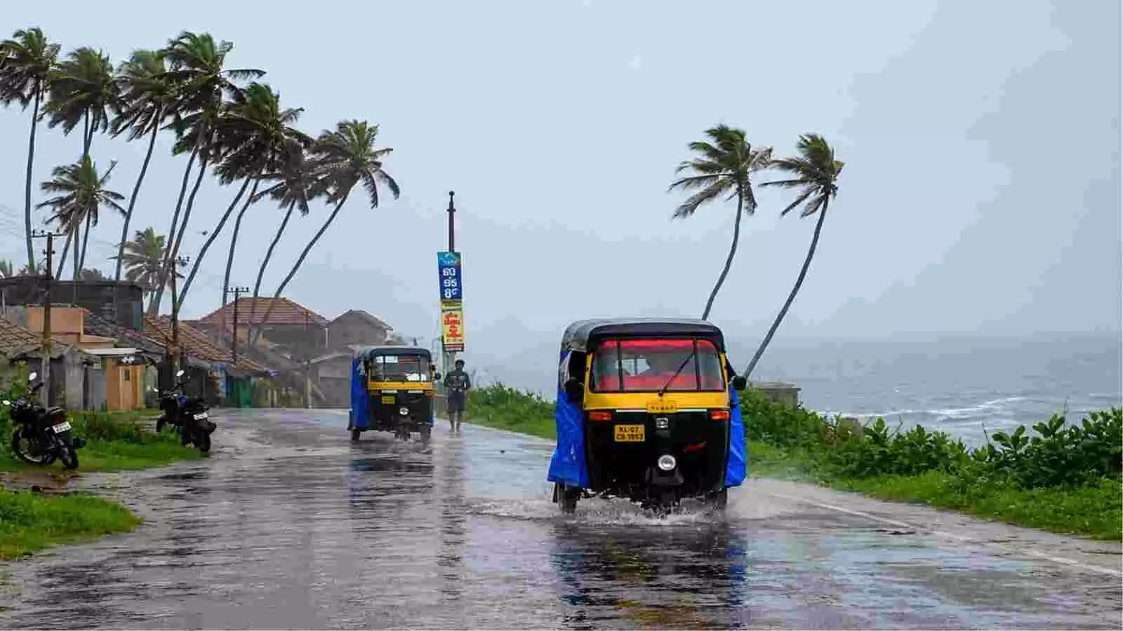 सड़क पर चलते वाहन तटीय कर्नाटक और केरल में मानसून के सक्रिय होने के दौरान भारी बारिश के बीच नजर आ रहे हैं।