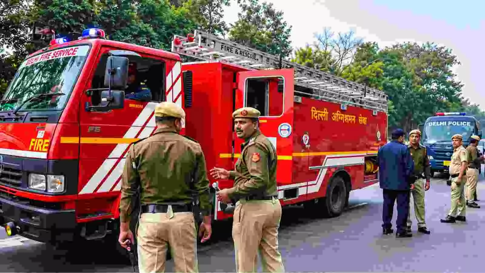 दमकल वाहन और पुलिसकर्मी हरि नगर दिल्ली में आग की घटना के स्थल पर मौजूद हैं।