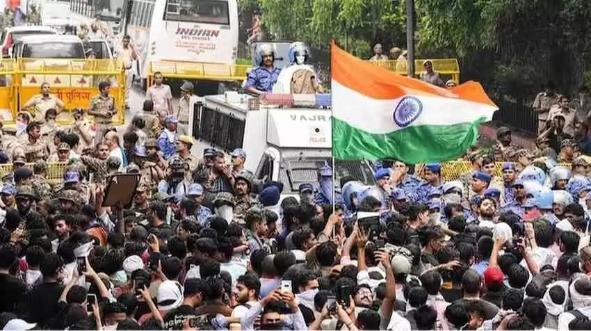 जंतर-मंतर पर प्रदर्शन करते छात्र और पुलिस बल दिल्ली शिक्षा व्यवस्था विरोध के संदर्भ में।