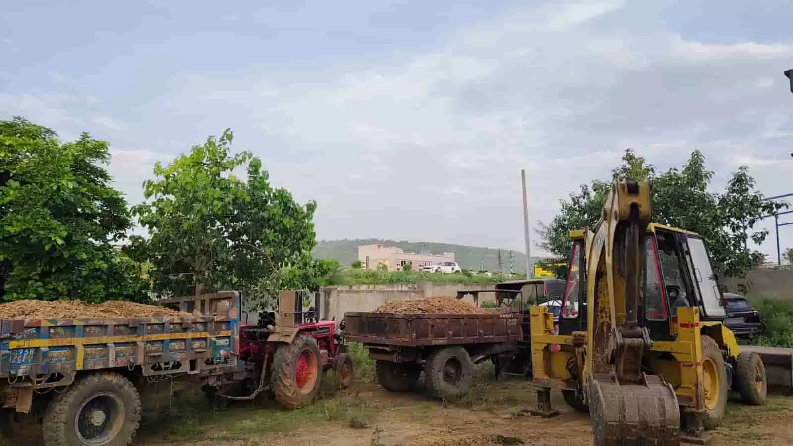खुले मैदान में खड़ी जब्त जेसीबी मशीन और मिट्टी से लदी ट्रैक्टर-ट्रॉलियां। खुले मैदान में खड़ी जब्त जेसीबी मशीन और मिट्टी से लदी ट्रैक्टर-ट्रॉलियां।