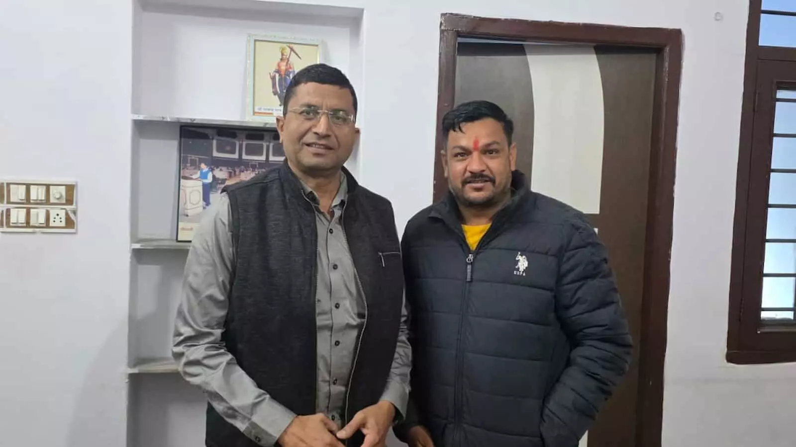 कमरे में साथ खड़े मुस्कुराते बेगूं विधायक डॉ. सुरेश धाकड़ और नीलेश चतुर्वेदी। कमरे में साथ खड़े मुस्कुराते बेगूं विधायक डॉ. सुरेश धाकड़ और नीलेश चतुर्वेदी।