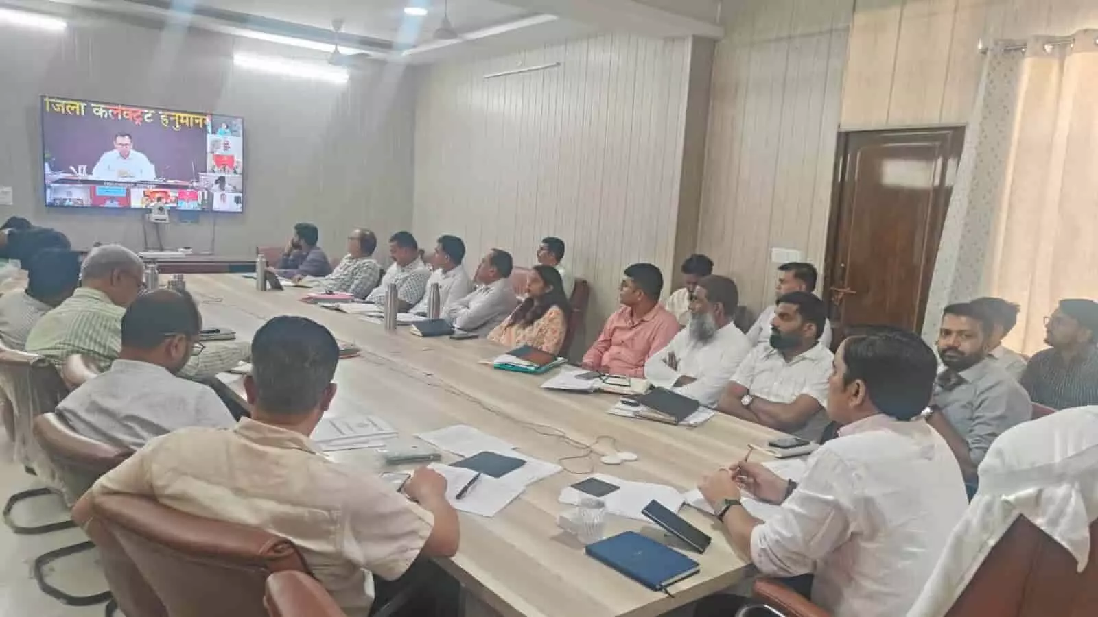 तस्वीर में अधिकारी वर्चुअल बैठक में शामिल होते हुए सलूम्बर कार्यालय में दिखाई दे रहे हैं। तस्वीर में अधिकारी वर्चुअल बैठक में शामिल होते हुए सलूम्बर कार्यालय में दिखाई दे रहे हैं।