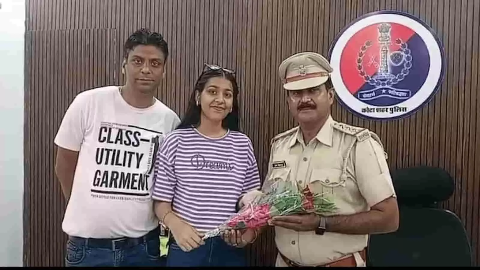 तस्वीर में भीमगंजमंडी थाने के भीतर थानाधिकारी रामविलास मीणा और समाजसेवियों की उपस्थिति दिखाई दे रही है। तस्वीर में भीमगंजमंडी थाने के भीतर थानाधिकारी रामविलास मीणा और समाजसेवियों की उपस्थिति दिखाई दे रही है।