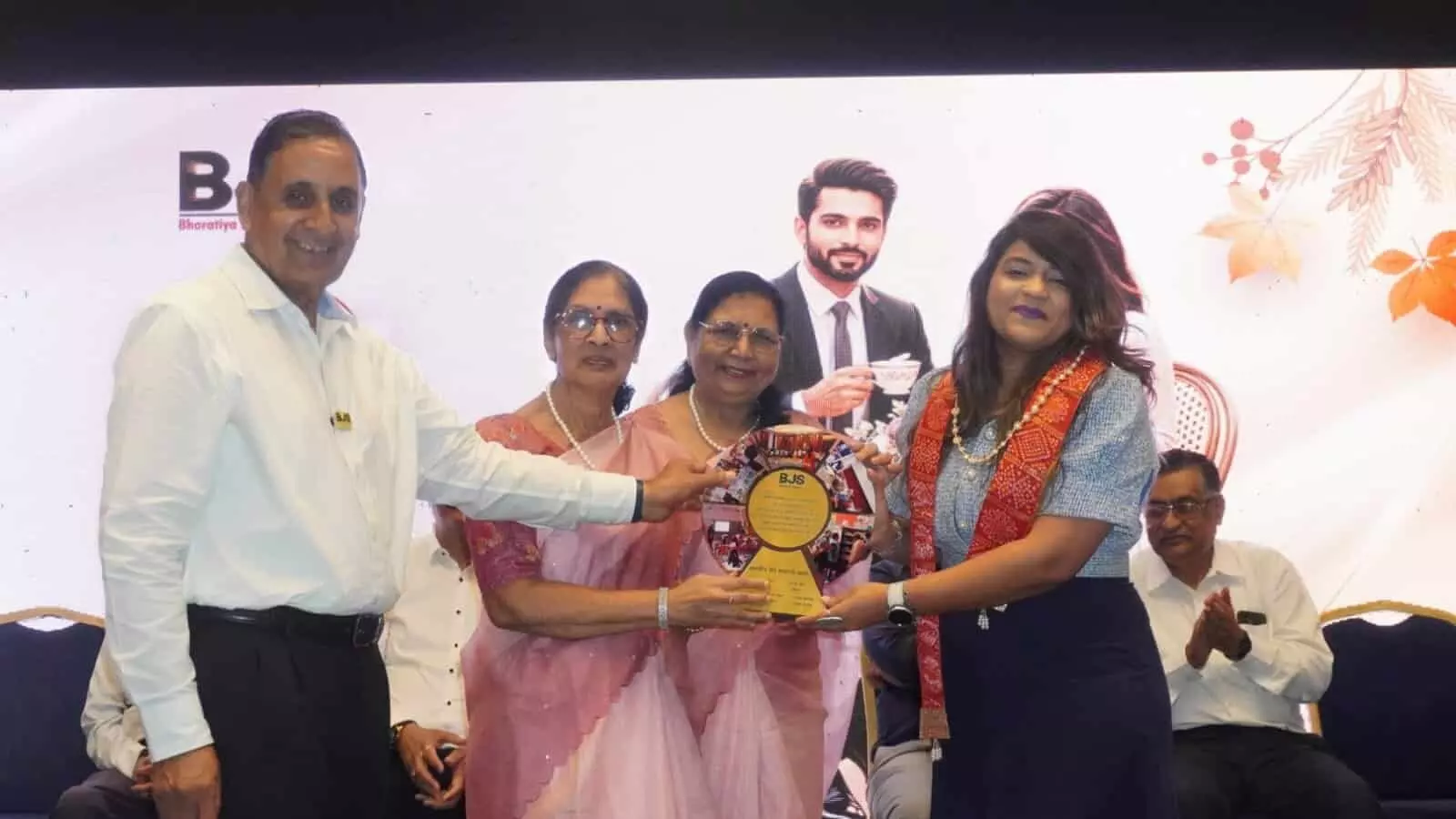 तस्वीर में कोटा में आयोजित कार्यक्रम के दौरान सम्मानित होते हुए अतिथि नजर आ रहे हैं। तस्वीर में कोटा में आयोजित कार्यक्रम के दौरान सम्मानित होते हुए अतिथि नजर आ रहे हैं।