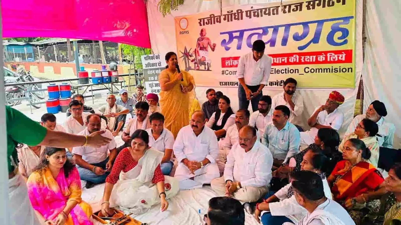 तस्वीर में कोटा कलेक्टर कार्यालय पर सत्याग्रह के दौरान बैठी भीड़ और वक्ता नजर आ रहे हैं। तस्वीर में कोटा कलेक्टर कार्यालय पर सत्याग्रह के दौरान बैठी भीड़ और वक्ता नजर आ रहे हैं।