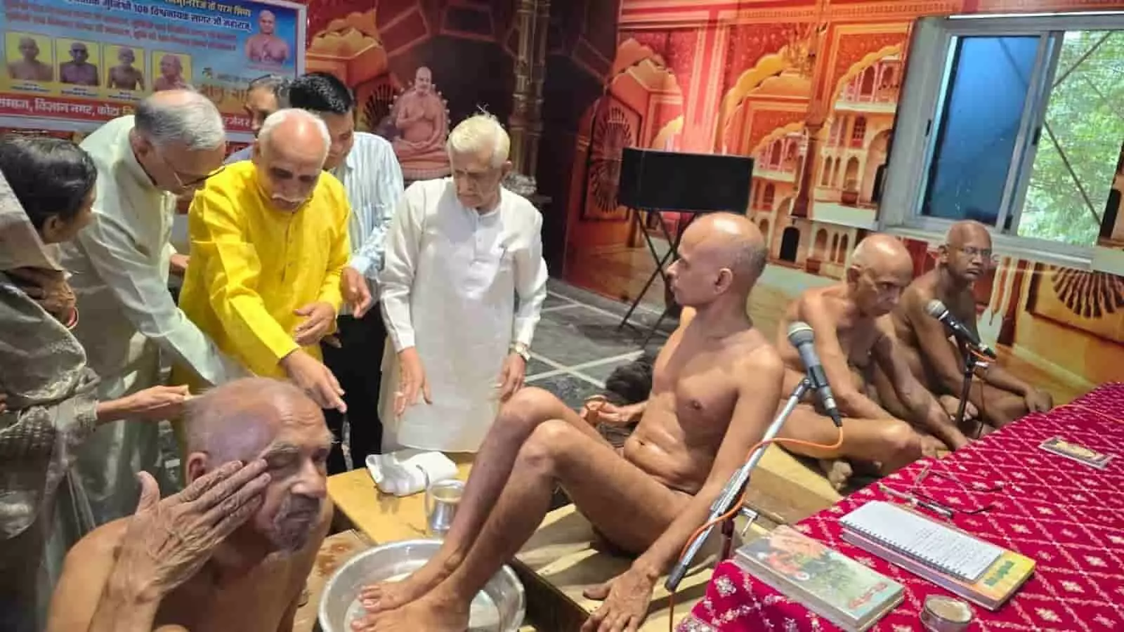 कोटा के दिगंबर जैन मंदिर में विराजमान मुनि श्री विवर्धन सागर जी महाराज और श्रद्धालु। कोटा के दिगंबर जैन मंदिर में विराजमान मुनि श्री विवर्धन सागर जी महाराज और श्रद्धालु।