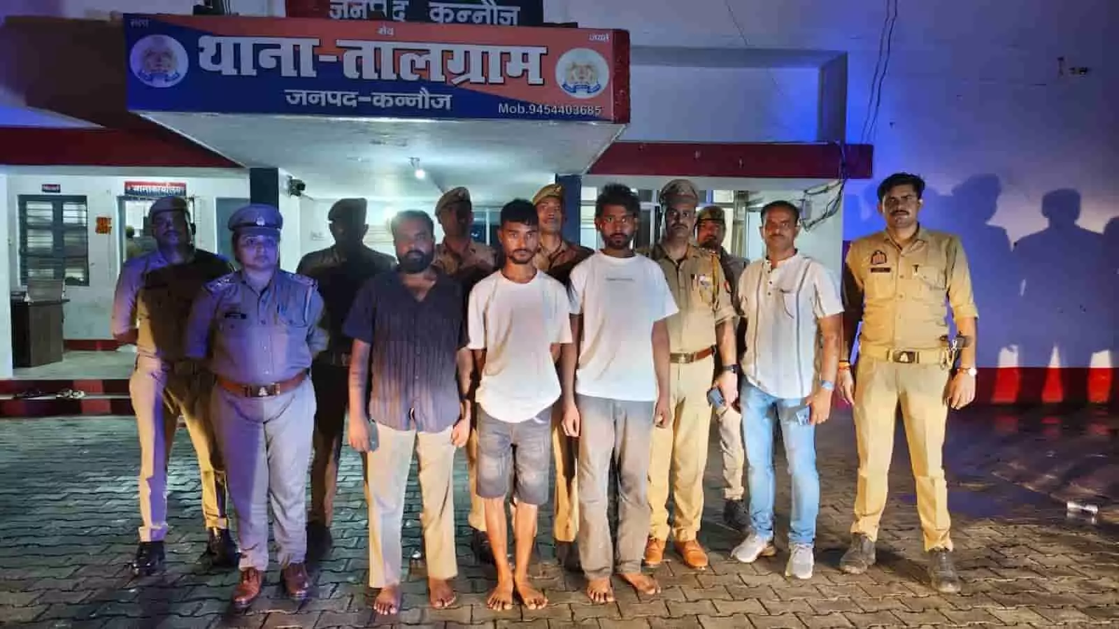 तस्वीर में थाना तालग्राम के सामने खड़े तीन गिरफ्तार आरोपी और पुलिस टीम। तस्वीर में थाना तालग्राम के सामने खड़े तीन गिरफ्तार आरोपी और पुलिस टीम।