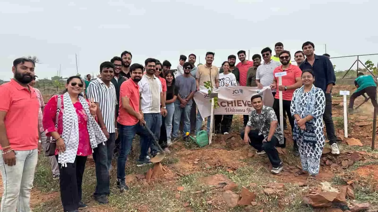 तस्वीर में कोटा की लव-कुश वाटिका में पौधे लगाने के बाद खड़े जेसीआई कोटा अचीवर्स के सदस्य।