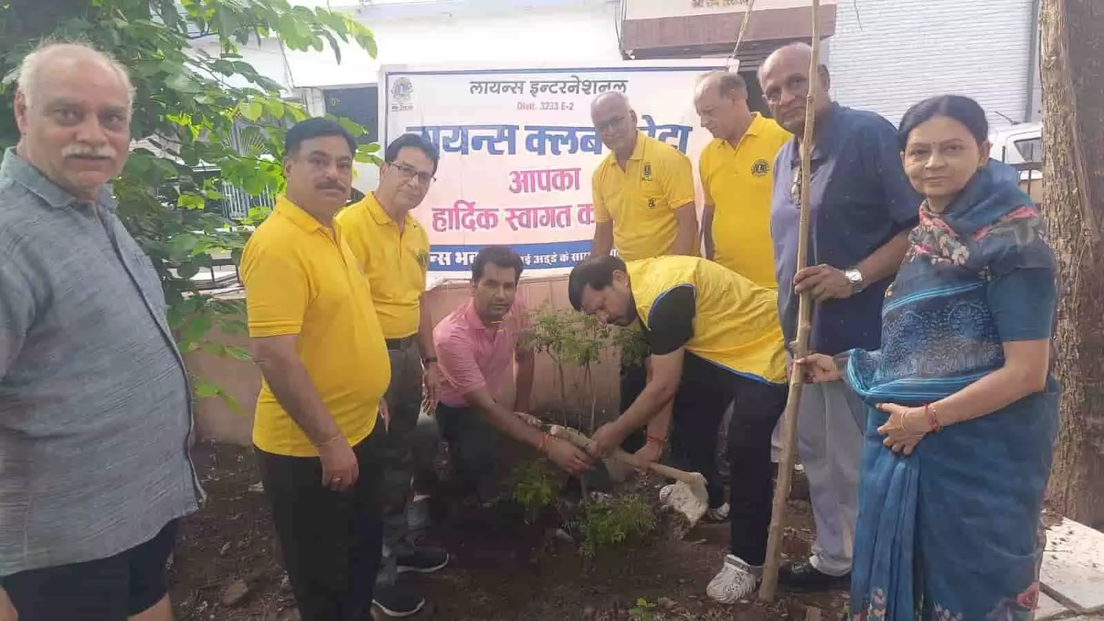 लायंस क्लब कोटा के सदस्य चेतक पार्क परिसर में पौधे लगाते हुए नजर आ रहे हैं।