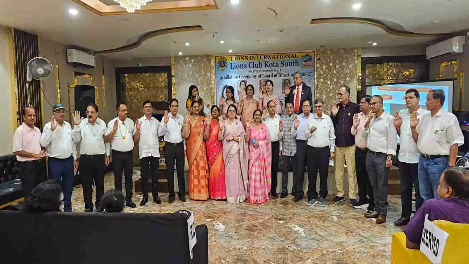 तस्वीर में लायंस क्लब कोटा साउथ के नवनियुक्त पदाधिकारी होटल सेवन डब्ल्यू में शपथ लेते दिख रहे हैं।