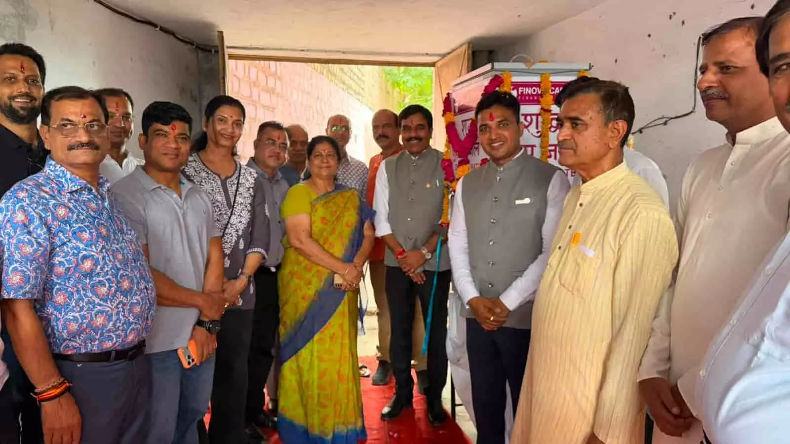 स्वामी विवेकानंद विद्या निकेतन छावनी में वाटर कूलर भेंट कार्यक्रम के दौरान उपस्थित सदस्यगण।