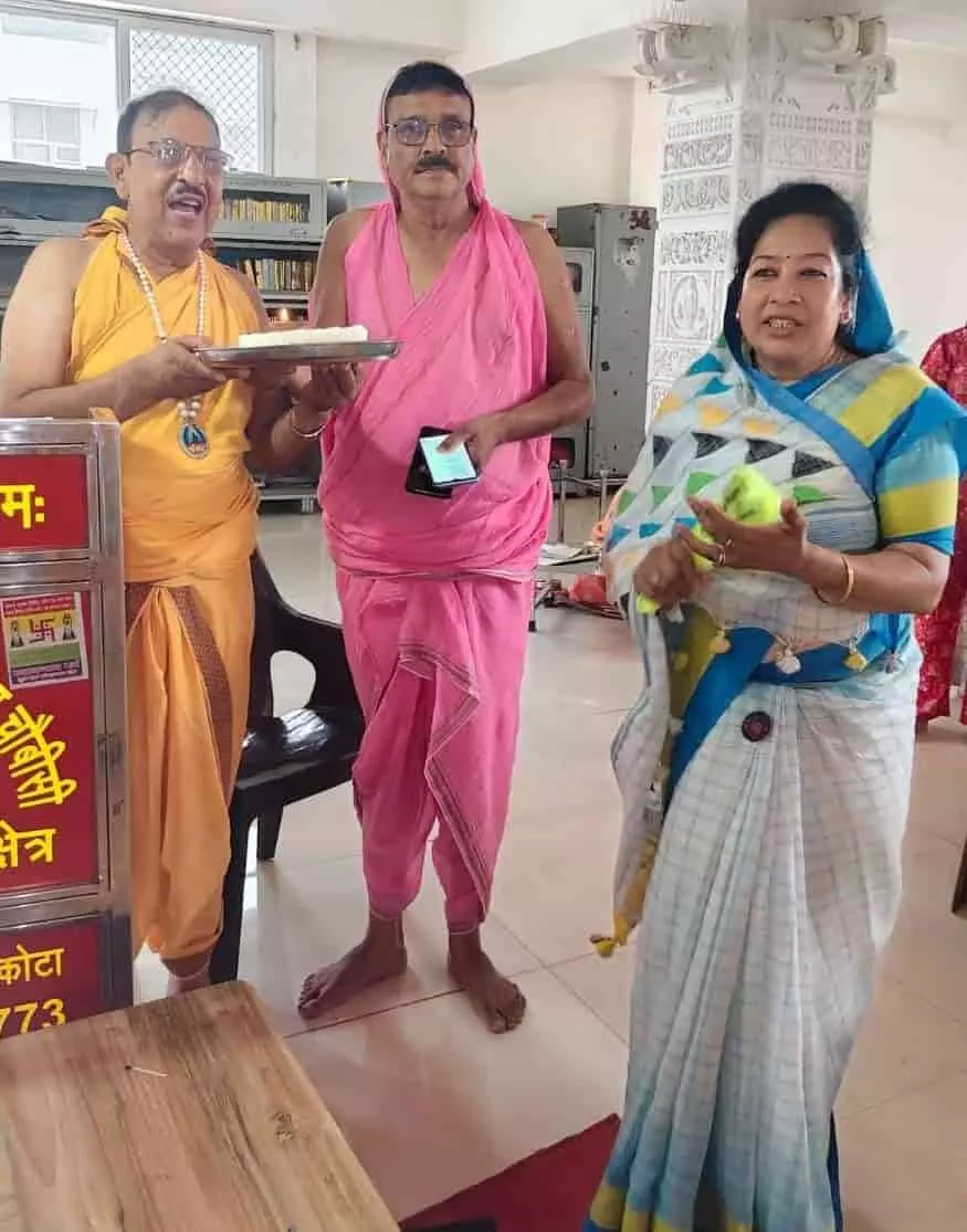 तस्वीर में कोटा के नसियां जी में तीन श्रद्धालु धार्मिक अनुष्ठान के दौरान नजर आ रहे हैं।