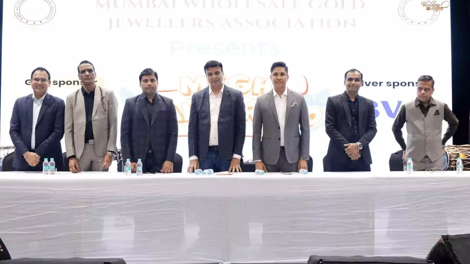 तस्वीर में मुंबई होलसेल गोल्ड ज्वेलर्स एसोसिएशन के पदाधिकारी वाडा स्थित रिसॉर्ट में मंच पर खड़े हैं। तस्वीर में मुंबई होलसेल गोल्ड ज्वेलर्स एसोसिएशन के पदाधिकारी वाडा स्थित रिसॉर्ट में मंच पर खड़े हैं।