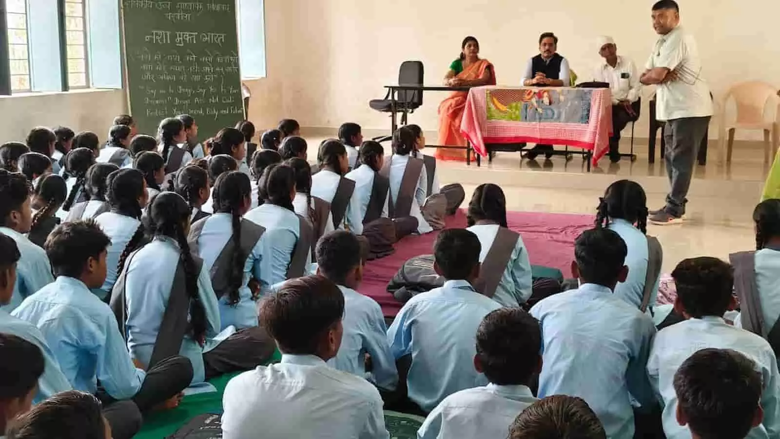 नशा मुक्ति कार्यशाला में कक्षा में बैठे विद्यार्थी और मंच पर उपस्थित शिक्षक व अतिथि। नशा मुक्ति कार्यशाला में कक्षा में बैठे विद्यार्थी और मंच पर उपस्थित शिक्षक व अतिथि।