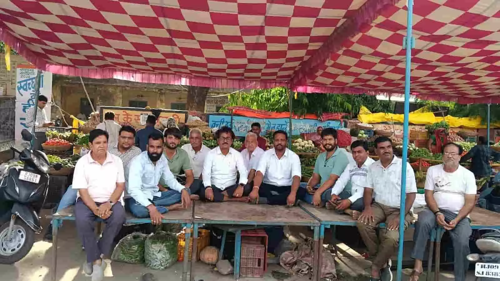 तंबू के नीचे बैठकर प्रदर्शन कर रहे स्थानीय लोग और आंदोलनकारी बड़ी सादड़ी में। तंबू के नीचे बैठकर प्रदर्शन कर रहे स्थानीय लोग और आंदोलनकारी बड़ी सादड़ी में।
