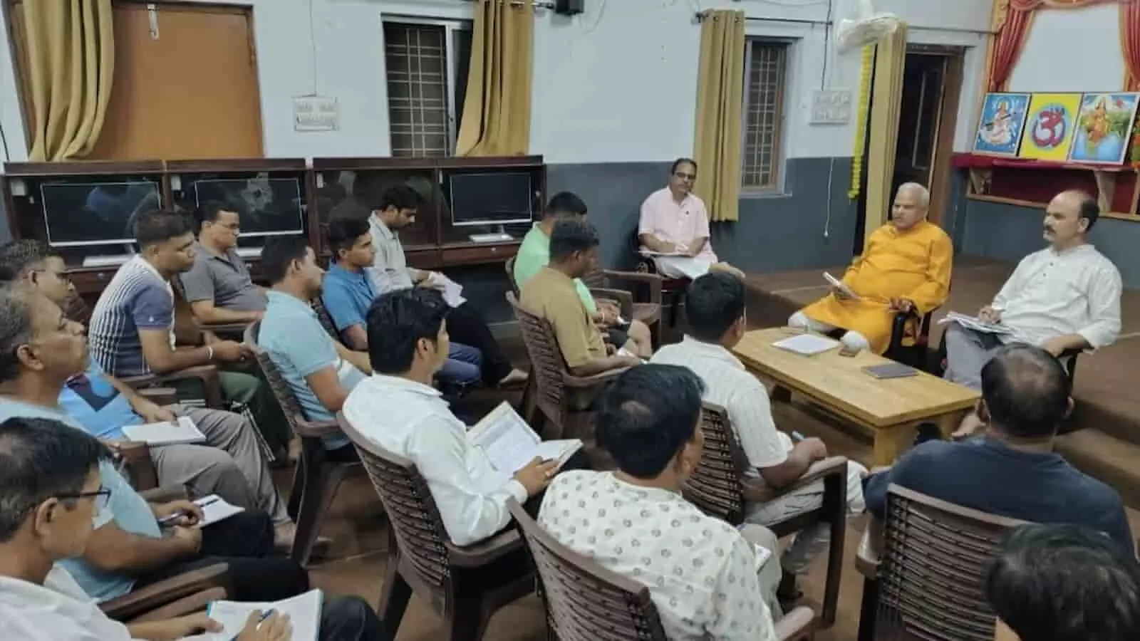 तस्वीर में चित्तौड़गढ़ प्रशिक्षण केंद्र में विद्या भारती कार्यशाला के दौरान बैठे प्रतिभागी दिख रहे हैं।
