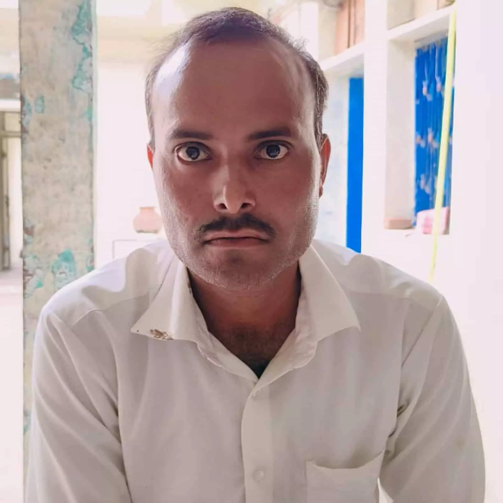 तस्वीर में सफेद शर्ट पहने आरोपी बालमुकुद वैष्णव पुलिस हिरासत के संदर्भ में दिखता है।