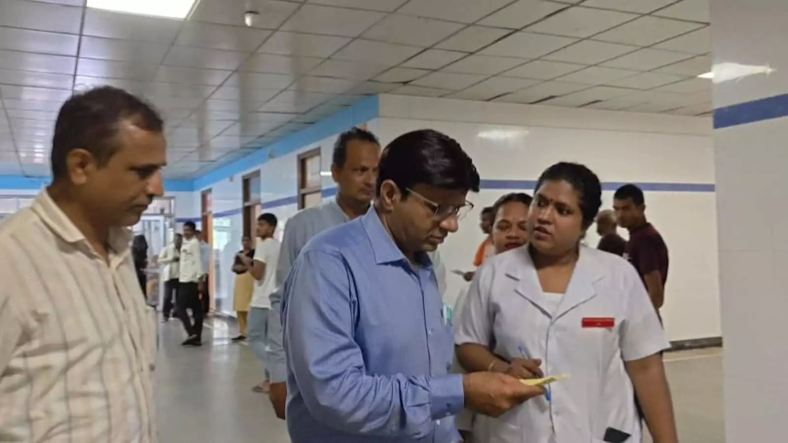 अस्पताल के गलियारे में डॉक्टर और स्वास्थ्य कर्मी से बातचीत करते प्राचार्य डॉ. सी.पी. पाल। अस्पताल के गलियारे में डॉक्टर और स्वास्थ्य कर्मी से बातचीत करते प्राचार्य डॉ. सी.पी. पाल।