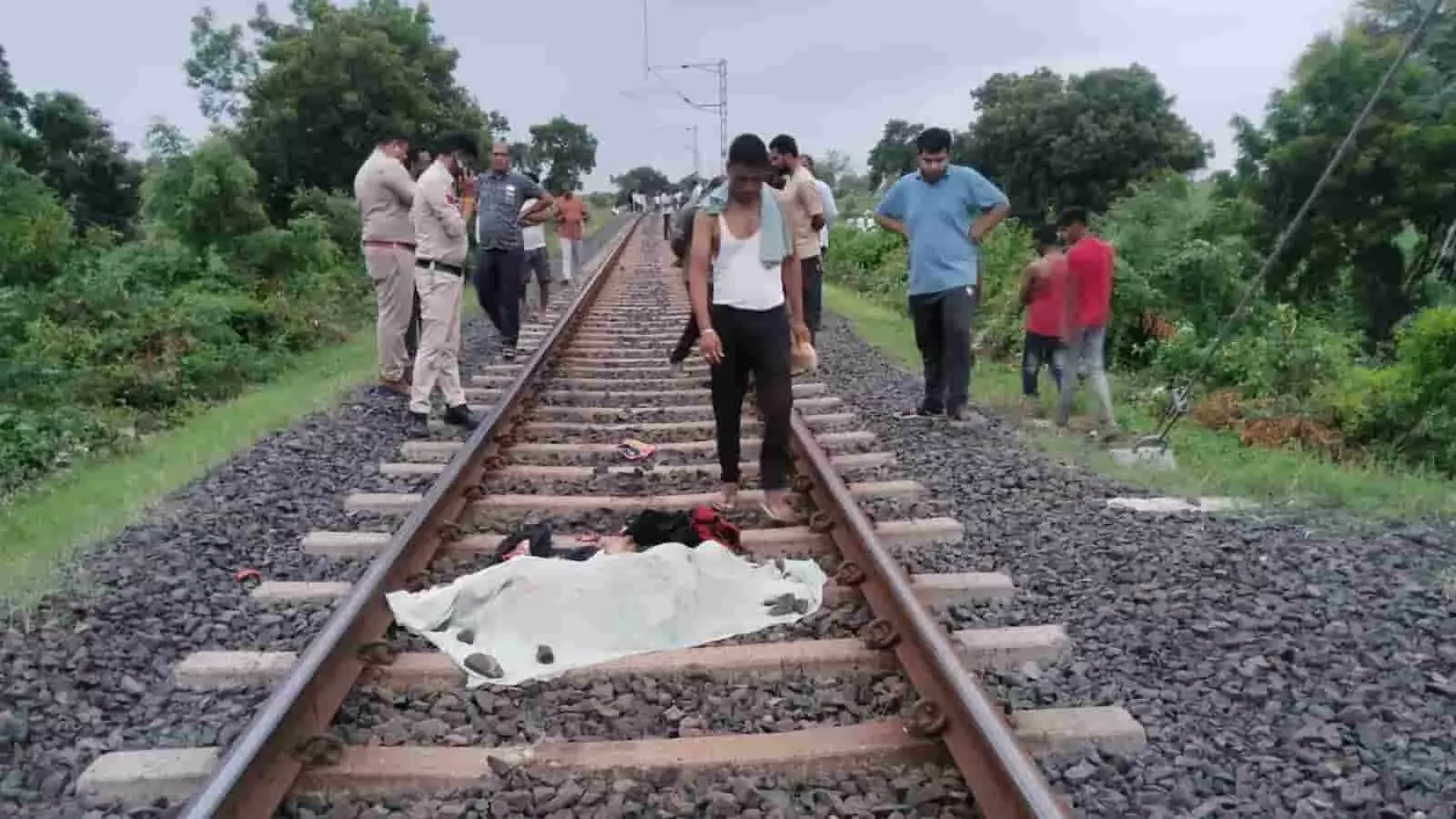 तस्वीर में मक्सी क्षेत्र में रेलवे ट्रैक पर जांच करती पुलिस और स्थानीय लोग खड़े हैं। तस्वीर में मक्सी क्षेत्र में रेलवे ट्रैक पर जांच करती पुलिस और स्थानीय लोग खड़े हैं।