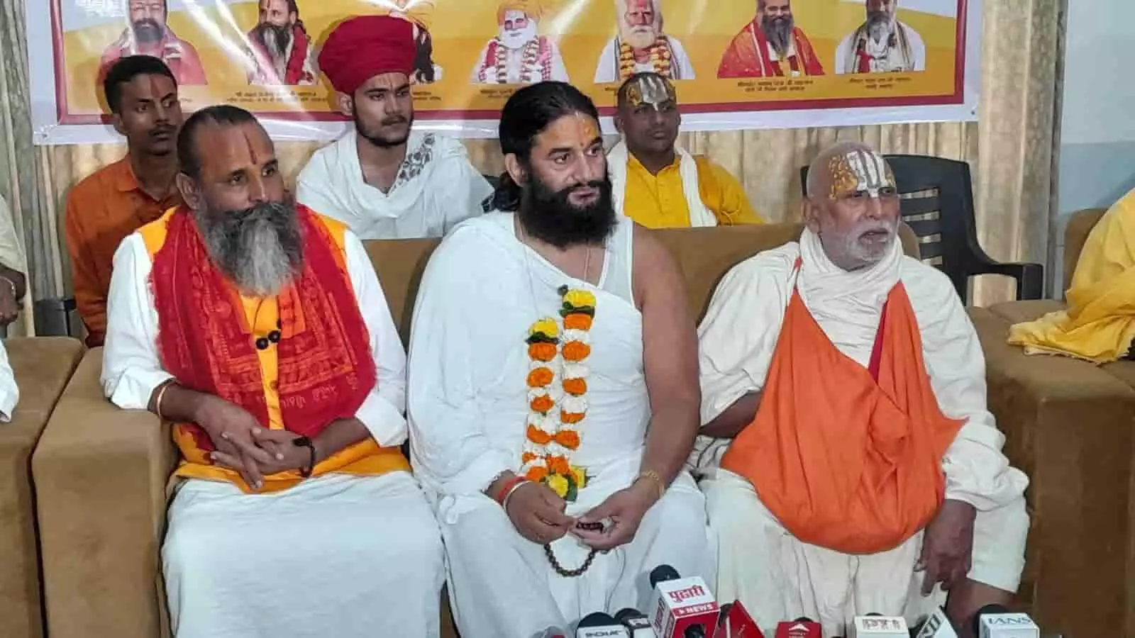 तस्वीर में साधुग्राम विवाद को लेकर माइक के सामने बैठकर प्रेस कॉन्फ्रेंस करते अखिल भारतीय अखाड़ा परिषद के साधु-संत। तस्वीर में साधुग्राम विवाद को लेकर माइक के सामने बैठकर प्रेस कॉन्फ्रेंस करते अखिल भारतीय अखाड़ा परिषद के साधु-संत।
