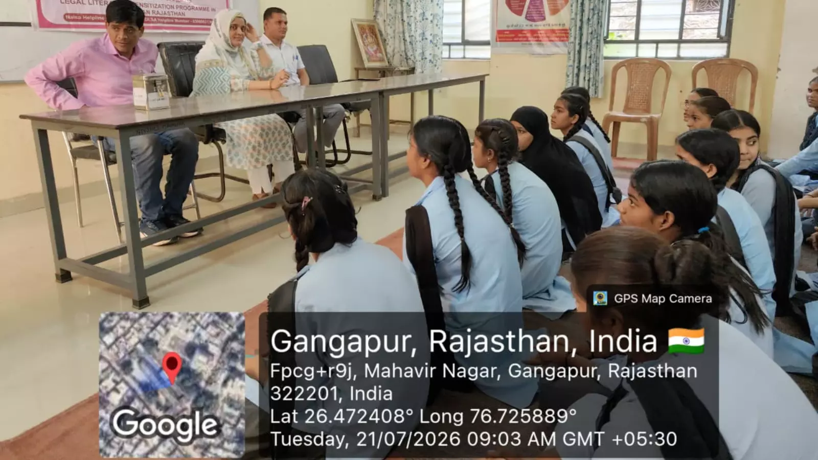 स्कूल कक्षा में आयोजित विधिक जागरूकता शिविर के दौरान जानकारी देते वक्ता और सुनती छात्राएं।