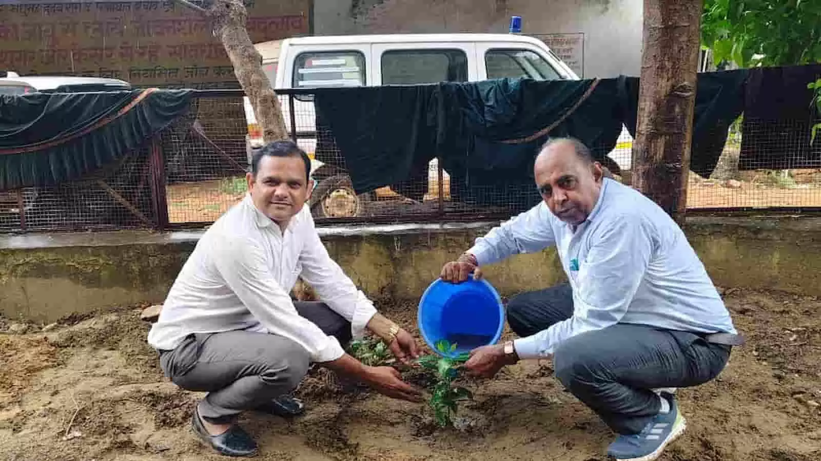 तस्वीर में सपोटरा आयुष चिकित्सालय परिसर में पौधे में पानी डालते और पौधारोपण करते चिकित्साकर्मी दिख रहे हैं। तस्वीर में सपोटरा आयुष चिकित्सालय परिसर में पौधे में पानी डालते और पौधारोपण करते चिकित्साकर्मी दिख रहे हैं।