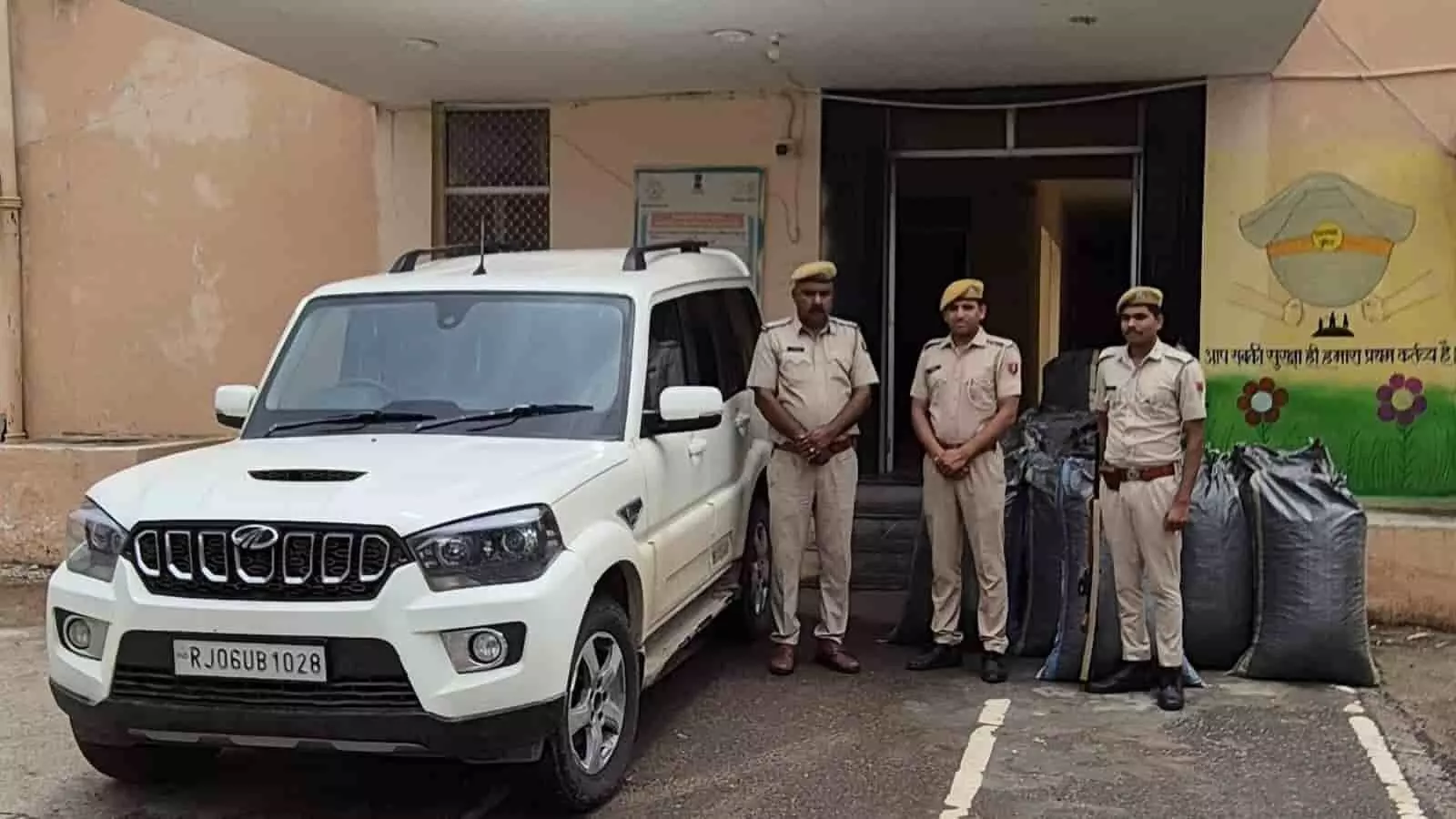पारसोली थाना भवन के सामने जब्त स्कॉर्पियो और डोडाचूरा के कट्टों के पास खड़े पुलिसकर्मी। पारसोली थाना भवन के सामने जब्त स्कॉर्पियो और डोडाचूरा के कट्टों के पास खड़े पुलिसकर्मी।