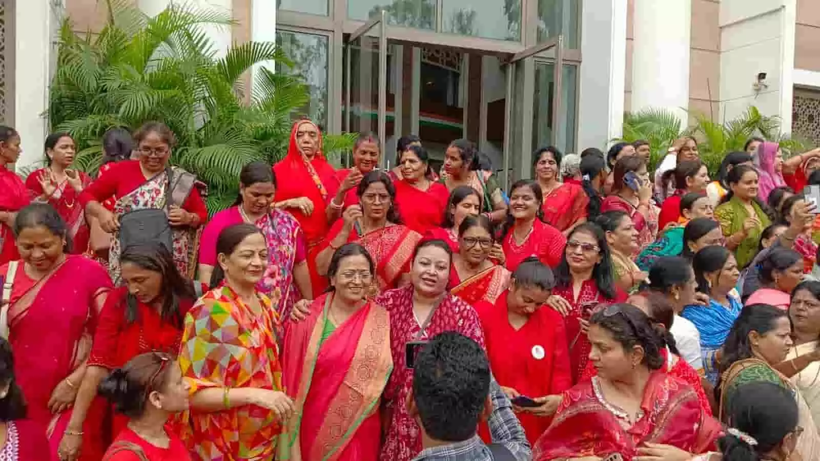 तस्वीर में जंतर-मंतर पर महिला आरक्षण की मांग को लेकर एकजुट होकर प्रदर्शन करतीं महिला कांग्रेस कार्यकर्ता। तस्वीर में जंतर-मंतर पर महिला आरक्षण की मांग को लेकर एकजुट होकर प्रदर्शन करतीं महिला कांग्रेस कार्यकर्ता।