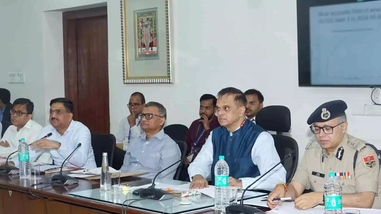 तस्वीर में शासन सचिवालय के सभागार में अधिकारियों के साथ पुलिस महानिदेशक राजीव कुमार शर्मा बैठक में शामिल दिख रहे हैं।