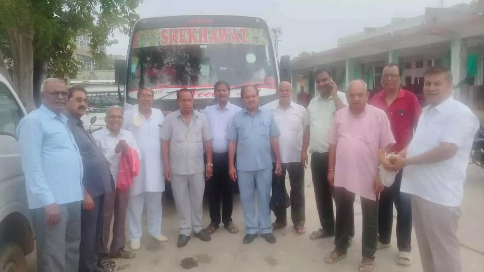 तस्वीर में एक बस के आगे खड़े श्रद्धालु यात्रा पर रवाना होने से पहले फोटो खिंचवाते हुए। तस्वीर में एक बस के आगे खड़े श्रद्धालु यात्रा पर रवाना होने से पहले फोटो खिंचवाते हुए।