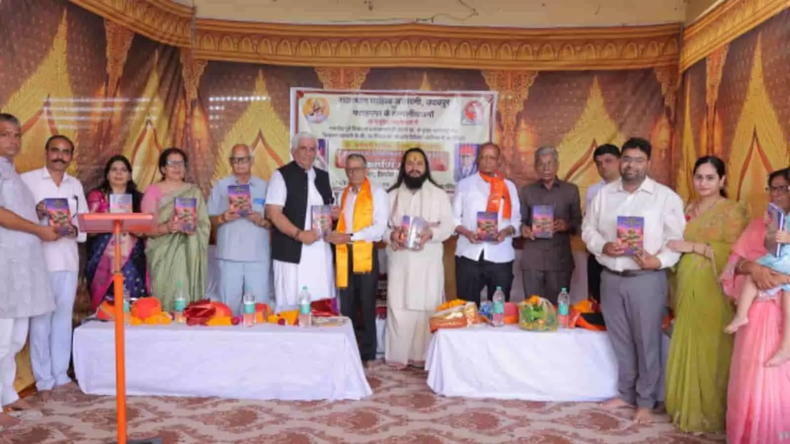 फतहनगर में आयोजित समारोह के मंच पर पुस्तक लोकार्पण करते अतिथि और साहित्यप्रेमी। फतहनगर में आयोजित समारोह के मंच पर पुस्तक लोकार्पण करते अतिथि और साहित्यप्रेमी।