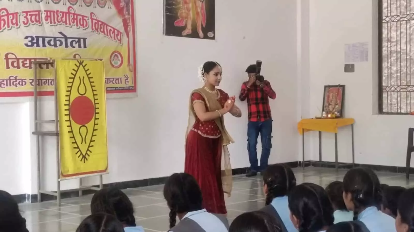तस्वीर में कथक नृत्यांगना दीपन्नीता सरकार मंच पर विद्यार्थियों के समक्ष नृत्य प्रस्तुति देती दिख रही हैं। तस्वीर में कथक नृत्यांगना दीपन्नीता सरकार मंच पर विद्यार्थियों के समक्ष नृत्य प्रस्तुति देती दिख रही हैं।
