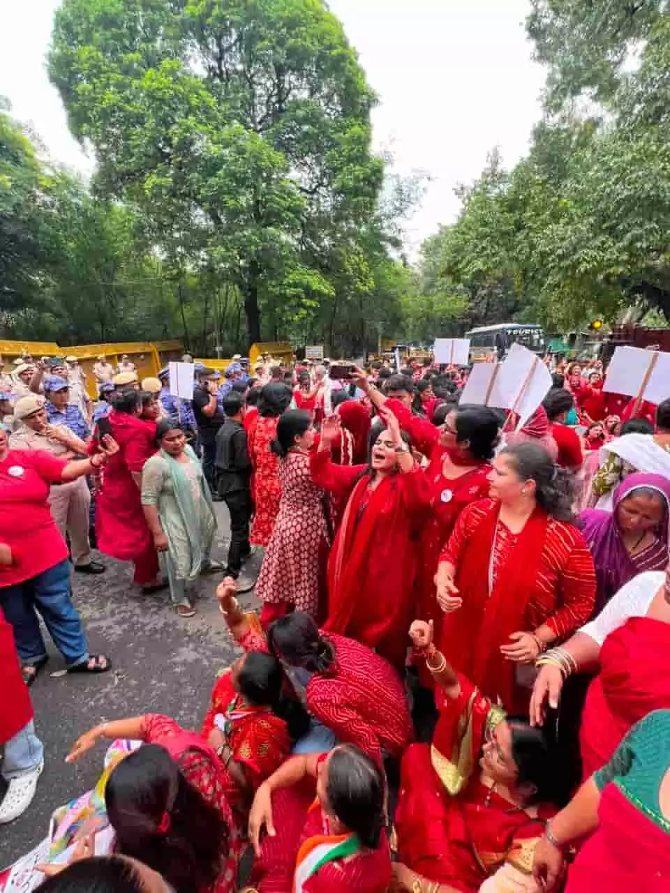 तस्वीर में महिला कांग्रेस की कार्यकर्ता दिल्ली की सड़क पर विरोध प्रदर्शन करती दिख रही हैं। तस्वीर में महिला कांग्रेस की कार्यकर्ता दिल्ली की सड़क पर विरोध प्रदर्शन करती दिख रही हैं।