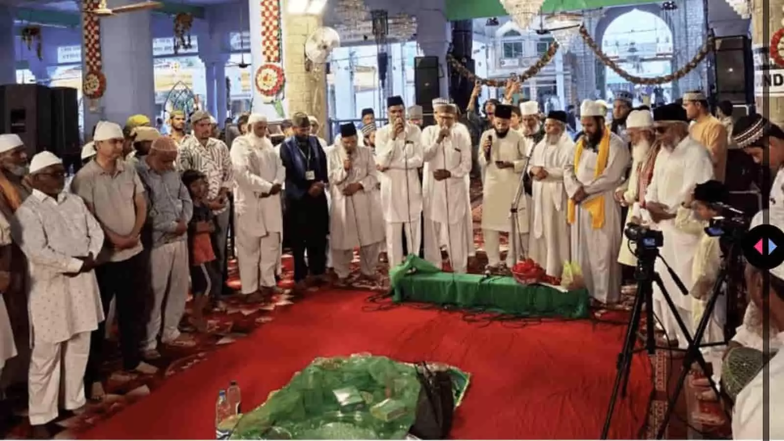 दरगाह परिसर में लोग धार्मिक कार्यक्रम में शामिल दिखाई दे रहे हैं। दरगाह परिसर में लोग धार्मिक कार्यक्रम में शामिल दिखाई दे रहे हैं।