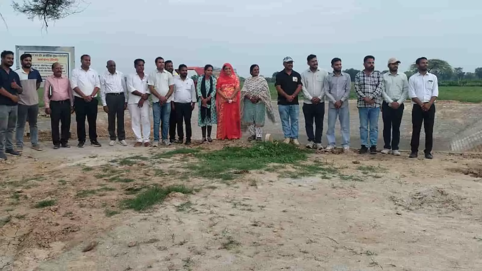 तस्वीर में ग्रामीण और महिलाएं जल उपयोक्ता संगम भवन के सामने खड़े होकर हाथ उठा रहे हैं। तस्वीर में ग्रामीण और महिलाएं जल उपयोक्ता संगम भवन के सामने खड़े होकर हाथ उठा रहे हैं।