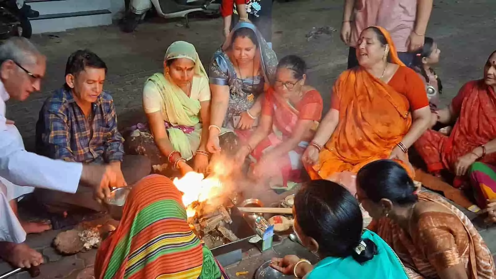 तस्वीर में खेरवाड़ा में यज्ञ और हवन करते हुए श्रद्धालु दिखाई दे रहे हैं। तस्वीर में खेरवाड़ा में यज्ञ और हवन करते हुए श्रद्धालु दिखाई दे रहे हैं।