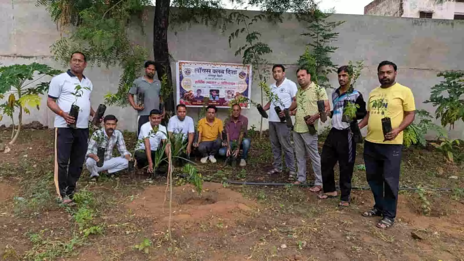 तस्वीर में नसिया जी परिसर में लायंस क्लब दिशा के सदस्य हाथ में पौधे पकड़े खड़े दिख रहे हैं। तस्वीर में नसिया जी परिसर में लायंस क्लब दिशा के सदस्य हाथ में पौधे पकड़े खड़े दिख रहे हैं।