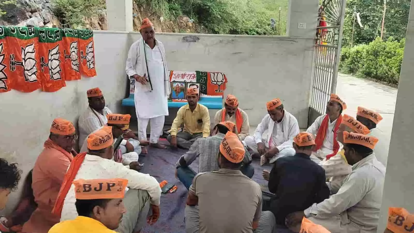तस्वीर में जडखोर धाम डीग में भाजपा मंडल की बैठक के दौरान मौजूद कार्यकर्ता। तस्वीर में जडखोर धाम डीग में भाजपा मंडल की बैठक के दौरान मौजूद कार्यकर्ता।