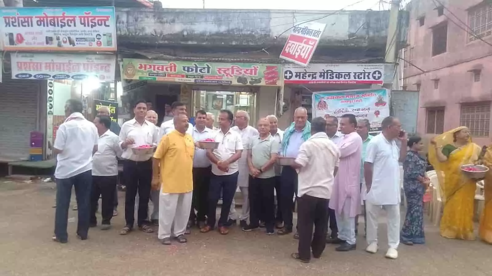 तस्वीर में गंगापुर सिटी के बाजार में रथ यात्रा के स्वागत हेतु खड़े लोग दिख रहे हैं। तस्वीर में गंगापुर सिटी के बाजार में रथ यात्रा के स्वागत हेतु खड़े लोग दिख रहे हैं।