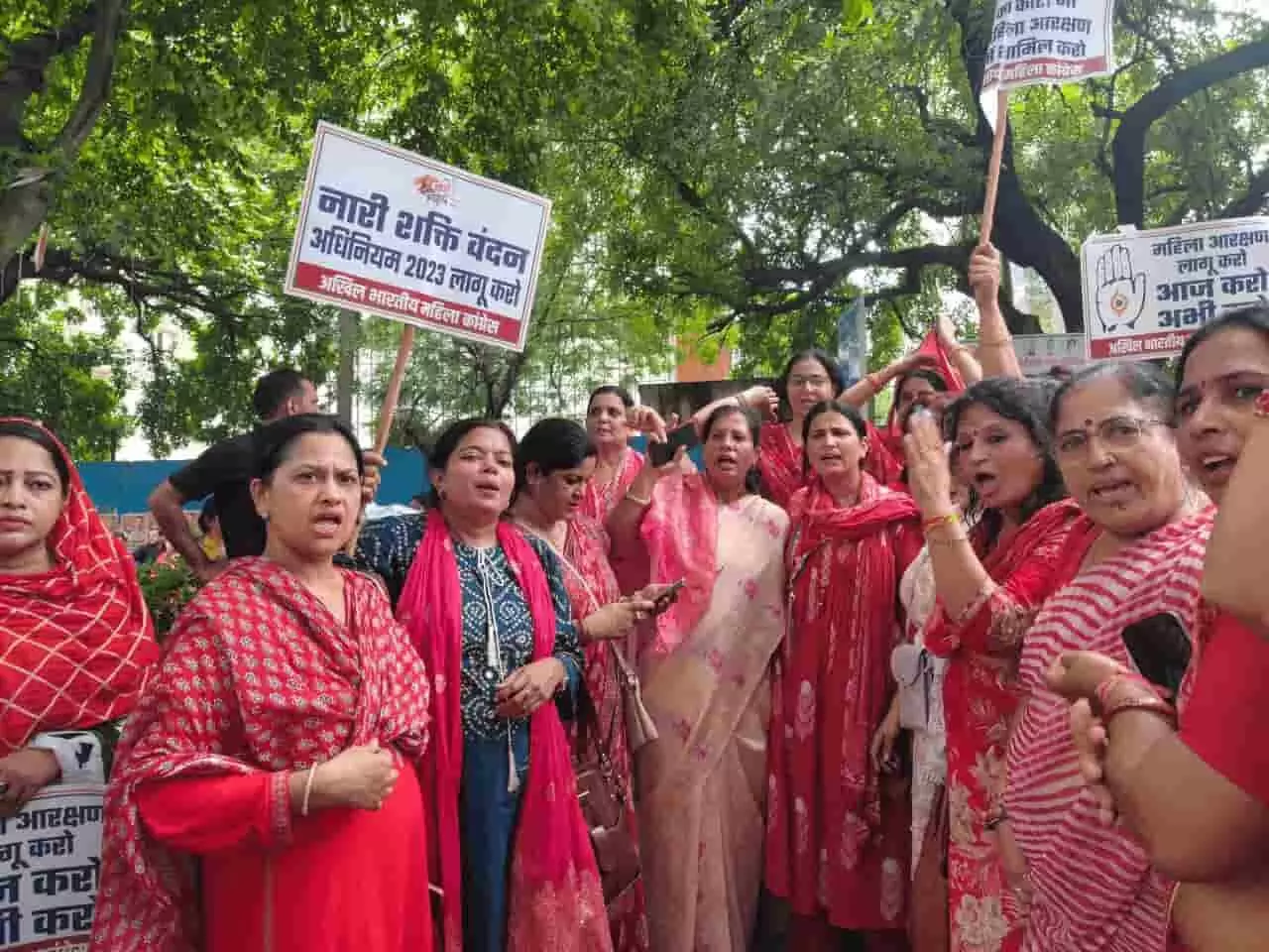 महिला कांग्रेस की कार्यकर्ता हाथों में तख्तियां लेकर आरक्षण की मांग को लेकर प्रदर्शन कर रही हैं। महिला कांग्रेस की कार्यकर्ता हाथों में तख्तियां लेकर आरक्षण की मांग को लेकर प्रदर्शन कर रही हैं।