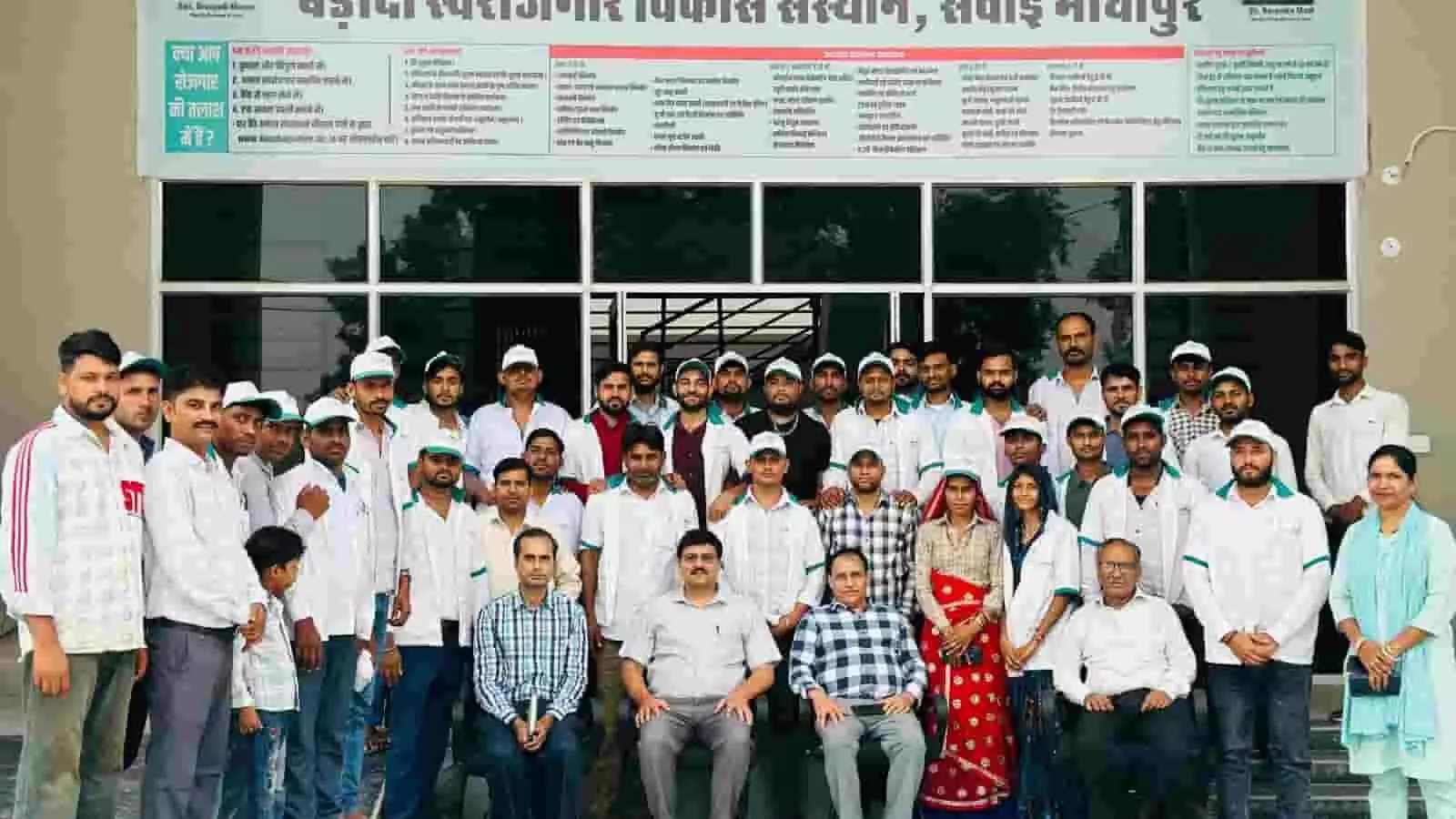 तस्वीर में सवाई माधोपुर आर.सेटी के समापन समारोह के दौरान प्रमाण पत्र प्राप्त करते ग्रामीण युवा दिख रहे हैं। तस्वीर में सवाई माधोपुर आर.सेटी के समापन समारोह के दौरान प्रमाण पत्र प्राप्त करते ग्रामीण युवा दिख रहे हैं।