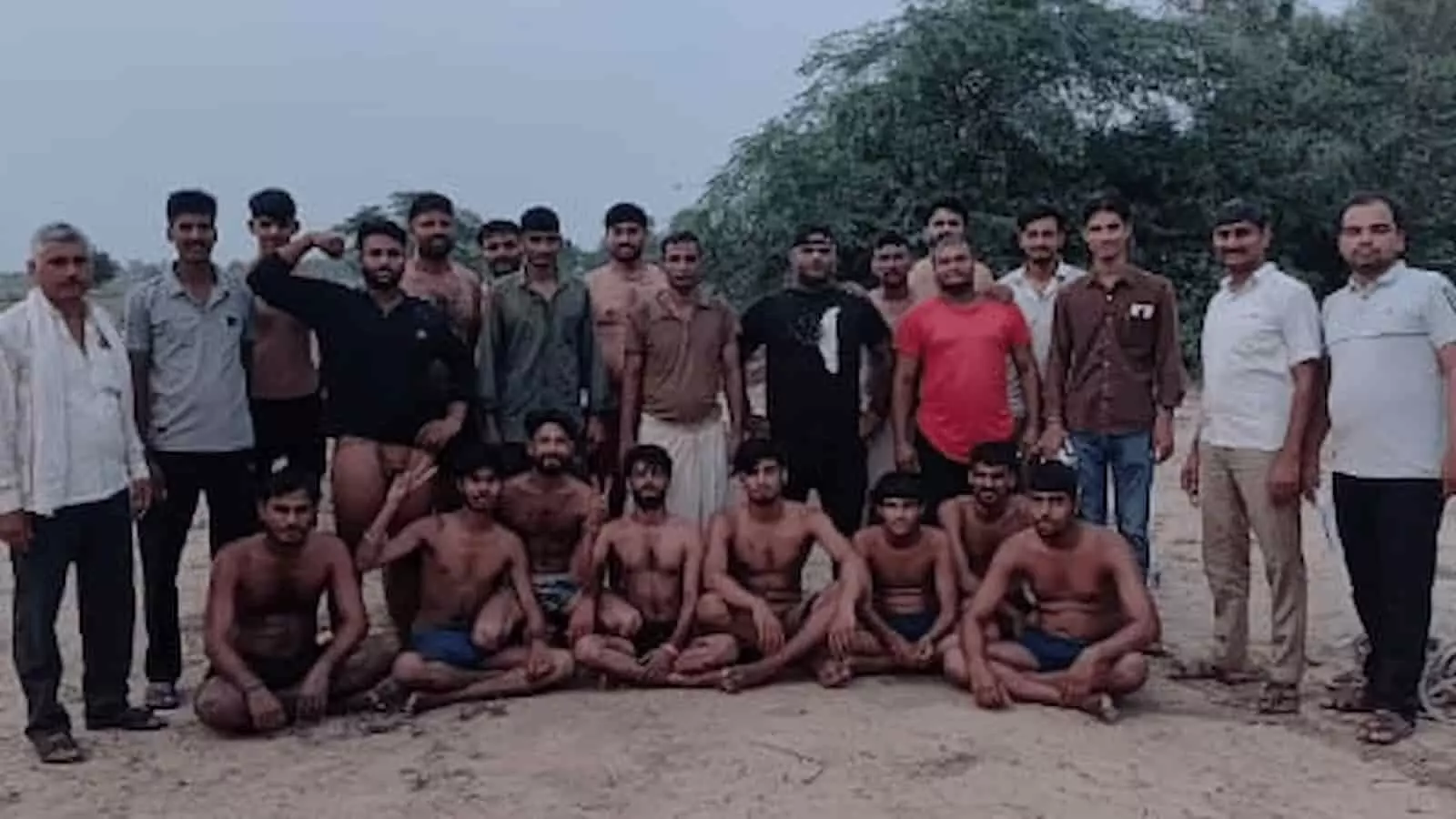 तस्वीर में पानहौरी गांव में युवा खेल संगम के दौरान मौजूद ग्रामीण और युवा दिख रहे हैं। तस्वीर में पानहौरी गांव में युवा खेल संगम के दौरान मौजूद ग्रामीण और युवा दिख रहे हैं।