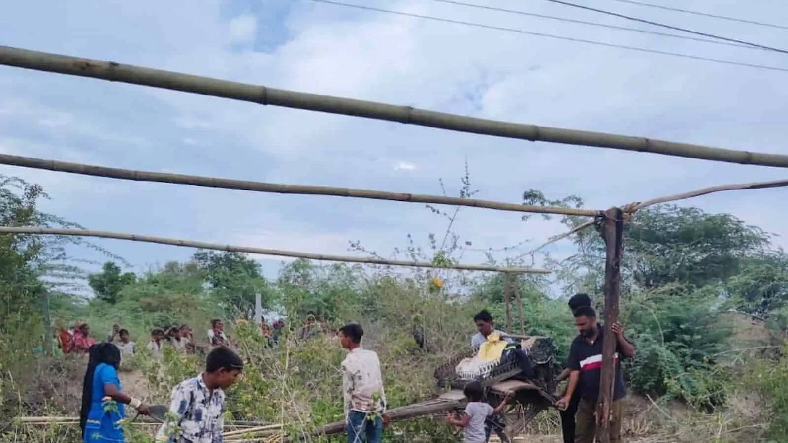 अतिक्रमण हटाते नगरपालिका कर्मचारी मगरिया क्षेत्र में कार्रवाई करते दिख रहे हैं। अतिक्रमण हटाते नगरपालिका कर्मचारी मगरिया क्षेत्र में कार्रवाई करते दिख रहे हैं।