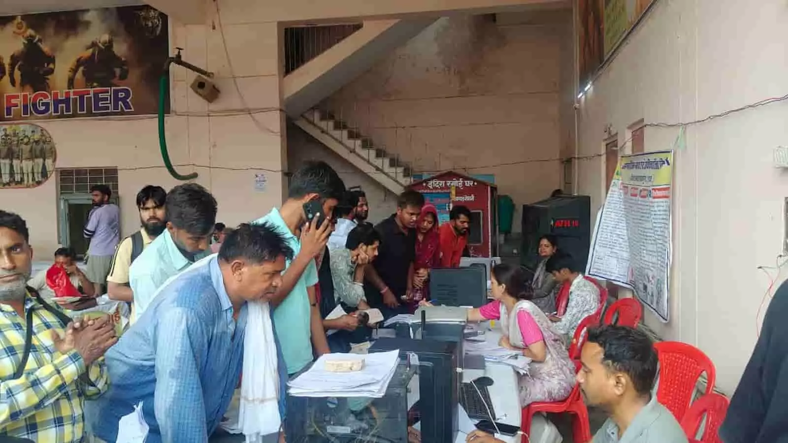 तस्वीर में नगर परिषद परिसर के शिविर केंद्र पर काउंटर के पास दस्तावेज लेकर खड़े नागरिक और काम करते कर्मचारी दिख रहे हैं। तस्वीर में नगर परिषद परिसर के शिविर केंद्र पर काउंटर के पास दस्तावेज लेकर खड़े नागरिक और काम करते कर्मचारी दिख रहे हैं।