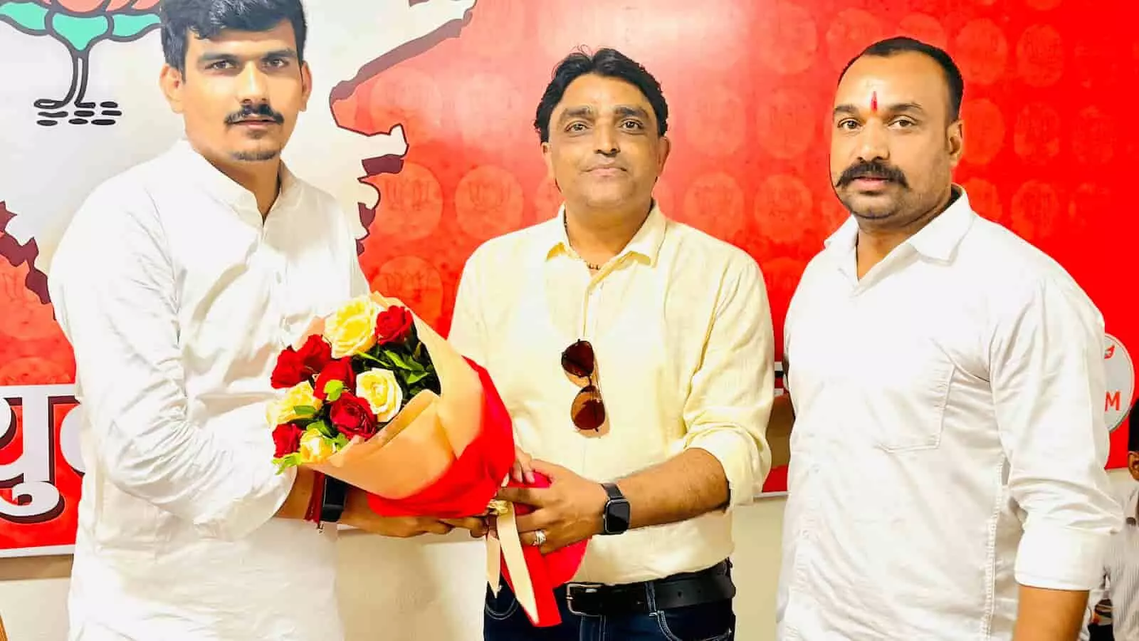 तस्वीर में हेमंत मेहता शंकर गोरा को गुलदस्ता भेंट करते हुए जयपुर में दिख रहे हैं। तस्वीर में हेमंत मेहता शंकर गोरा को गुलदस्ता भेंट करते हुए जयपुर में दिख रहे हैं।