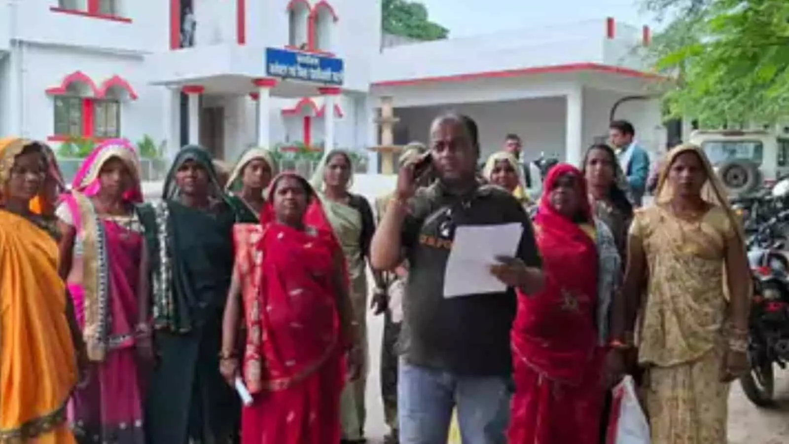 कटनी कलेक्ट्रेट परिसर के बाहर हाथ में दस्तावेज लिए प्रदर्शन करती ग्रामीण महिलाएं। कटनी कलेक्ट्रेट परिसर के बाहर हाथ में दस्तावेज लिए प्रदर्शन करती ग्रामीण महिलाएं।