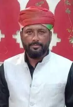 तस्वीर में जगदीश मेहरा समाज पदाधिकारियों के साथ आमेर में उपस्थित हैं।