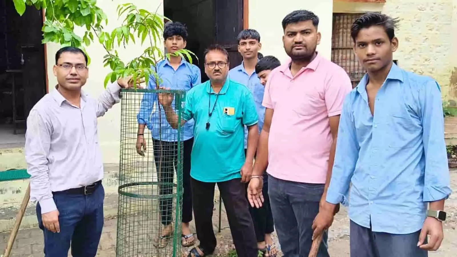 तस्वीर में दिख रही जगह हिंडौन सिटी स्कूल परिसर में लोग पौधा लगाते हुए। तस्वीर में दिख रही जगह हिंडौन सिटी स्कूल परिसर में लोग पौधा लगाते हुए।