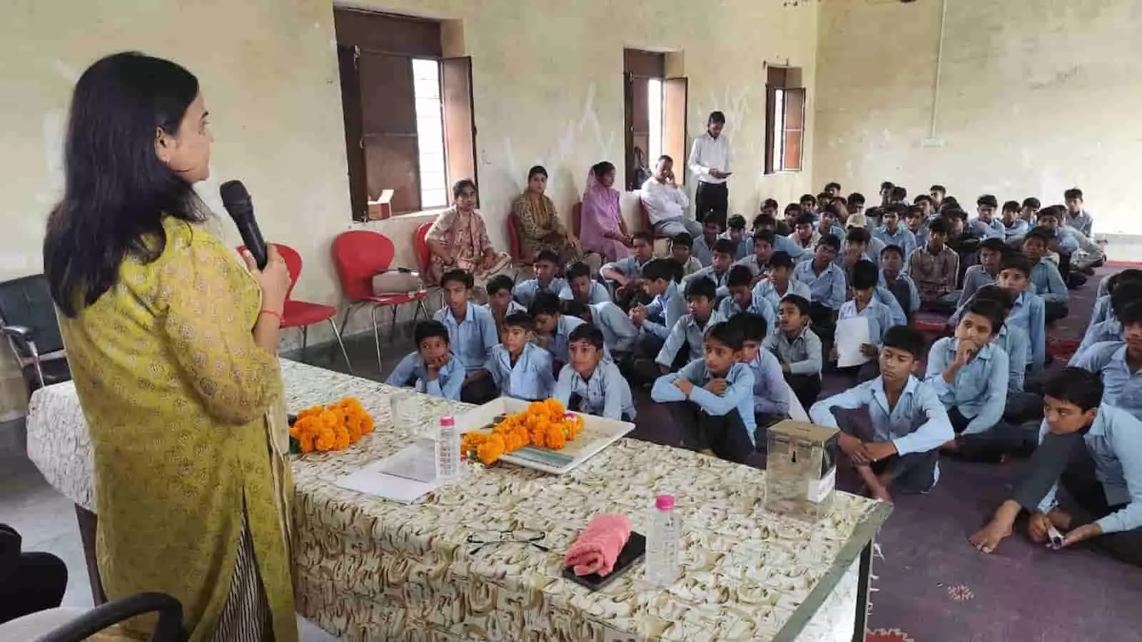 तस्वीर में दिख रही महिला अधिकारी कमरे में बैठे स्कूली विद्यार्थियों को नशा विरोधी विधिक जागरूकता शिविर के दौरान संबोधित कर रही हैं। तस्वीर में दिख रही महिला अधिकारी कमरे में बैठे स्कूली विद्यार्थियों को नशा विरोधी विधिक जागरूकता शिविर के दौरान संबोधित कर रही हैं।